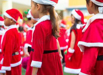 小学圣诞晚会红色主题服装的女孩