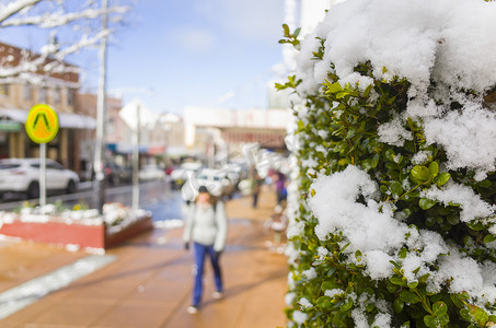 冬天，澳大利亚有行人和汽车的雪街