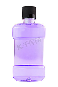白色背景中隔离的粉红色水漱口水塑料瓶