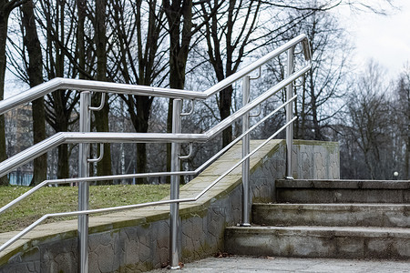 公园景观设计摄影照片_公园金属栏杆楼梯特写