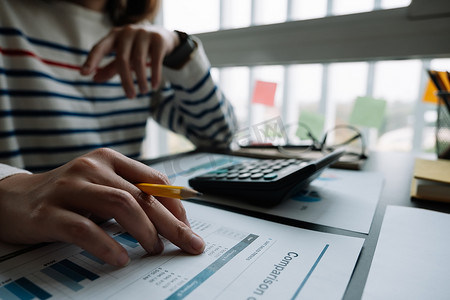 从事财务和会计工作的女商人在办公室用计算器分析财务预算
