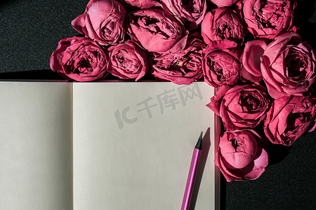 节日模型，粉红玫瑰与生日笔记本，情人节母亲节，早上的花束。