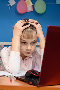 女孩无法解决网上学习的难题