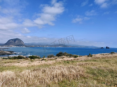 从松岳山眺望山房山和蔚蓝的大海