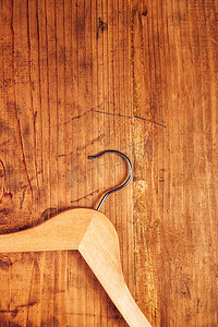 衣柜木质摄影照片_质朴木质背景上的复古衣架，顶视图