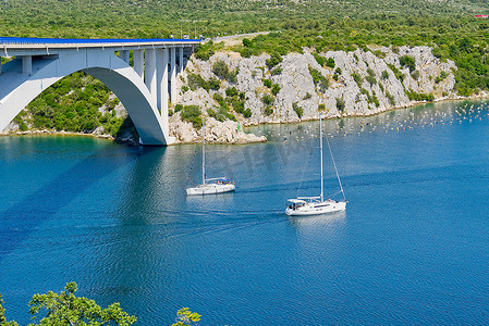 克罗地亚夏季阳光明媚的希贝尼克桥和克尔卡河河道