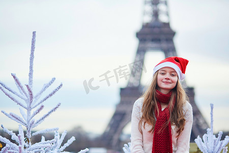 埃菲尔铁塔附近戴着圣诞帽的女孩