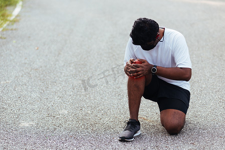 运动跑步者黑人戴手表坐手关节抱膝盖