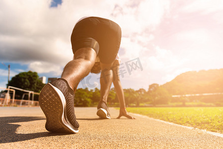 竞争海报摄影照片_运动跑步黑人积极准备开始跑步训练