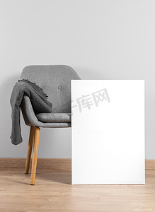 创意墨点海报摄影照片_框架模拟在椅子旁边。