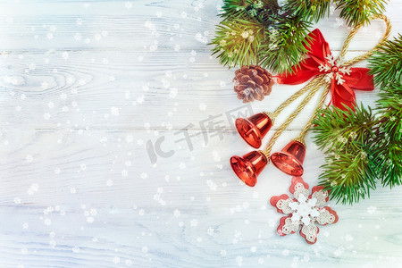 文字框背景摄影照片_圣诞节或新年的木制背景，圣诞黑板框着季节装饰，文字空间，从上面看