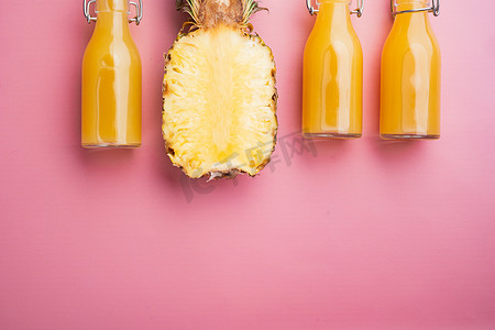 平铺菠萝摄影照片_菠萝鸡尾酒或果汁，在粉红色质感的夏季背景中，顶视图平躺，带有文本复制空间