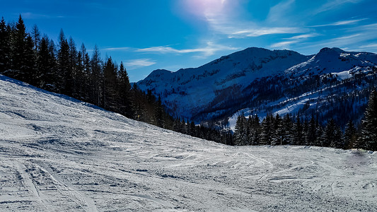 冬季奥地利白雪皑皑的阿尔卑斯山映衬着蓝天