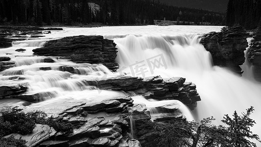 贾斯珀国家公园摄影照片_阿萨巴斯卡瀑布，贾斯珀国家公园，艾伯塔省，加拿大