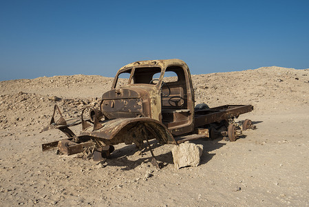 沙漠中一辆废弃旧卡车的遗骸