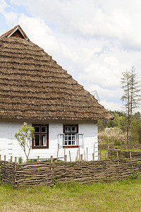 茅草瓦摄影照片_波兰科尔布佐瓦露天博物馆的古老传统木制波兰小屋