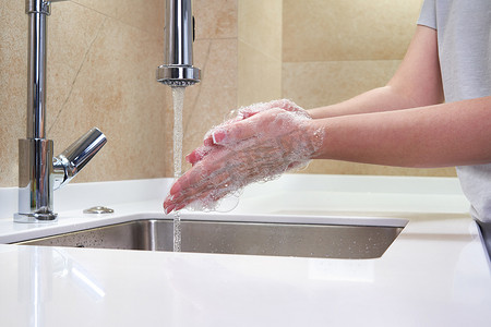 妇女用抗菌肥皂洗手以预防冠状病毒、卫生以阻止冠状病毒传播