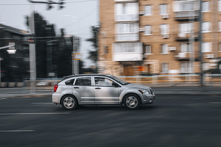 乌克兰，基辅- 2021年7月16日：银色道奇口径汽车在街上行驶。