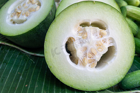 一串冰糖葫芦摄影照片_香蕉叶上切好的冬瓜 (benincasa hispida) 的特写视图