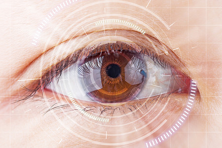 科学眼睛摄影照片_特写棕色眼睛未来的白内障保护，扫描，隐形眼镜。