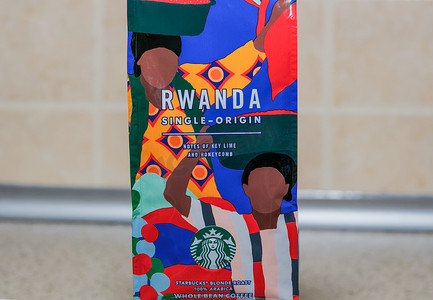 星巴克限量版咖啡色彩缤纷的包装。