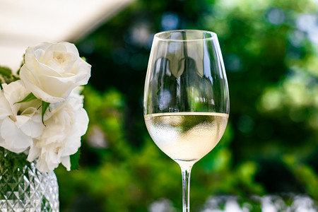 夏季花园露台豪华餐厅的白葡萄酒、葡萄园酒庄的品酒体验、美食之旅和度假旅行