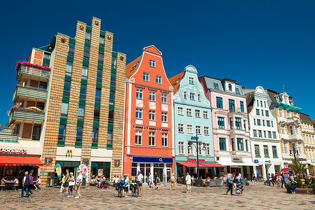 罗斯托克摄影照片_罗斯托克 - 2018 年 7 月，德国：城市中央广场上的彩色历史建筑。
