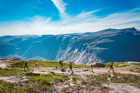 2019 年 7 月 26 日。挪威在 trolltunga 上的旅游路线。