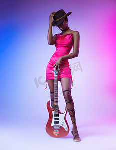 一个穿着粉色短裙、戴着帽子、拿着电吉他的黑皮肤女人