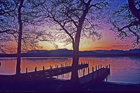 黄色小船摄影照片_温德米尔湖色彩缤纷的日落的小船码头