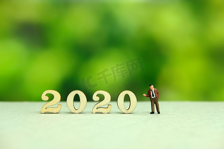 商人用梦幻般的绿色背景问候 2020 年新年快乐