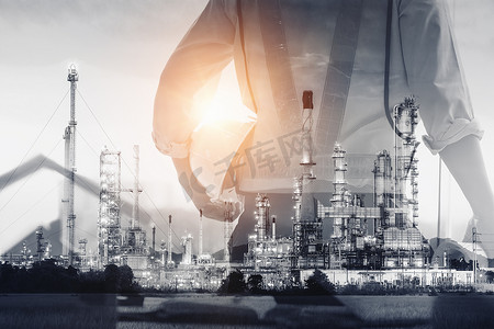石油工业石油和天然气炼油厂，具有工艺建设石油制造工业背景的工厂服务工程师双重曝光。