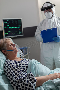生病的老年妇女通过氧气面罩吸气和呼气