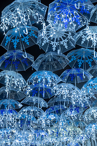 圣诞灯照亮的白色雨伞