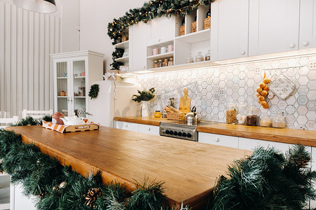 厨房里桌上的咖啡，圣诞餐桌的特写，配有季节性装饰，