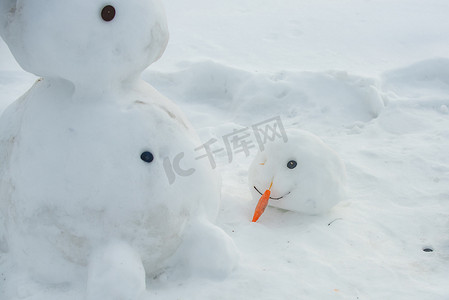 雪人融化摄影照片_融化的雪人在水坑里。