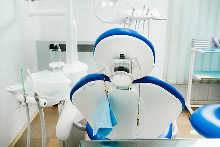 牙医办公室里有一张空椅子。