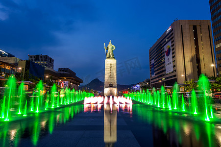光化门广场上美丽的彩色喷泉，市中心矗立着李舜臣海军上将的雕像。