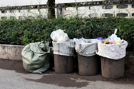 路边垃圾桶摄影照片_在乡村路边装垃圾，垃圾，垃圾桶，垃圾，脏，废物，污染垃圾，垃圾桶