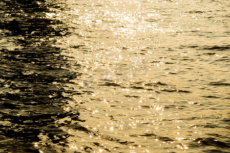 海浪与太阳冲击河流。