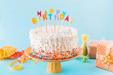 生日视频模板摄影照片_与礼物辅助部件蓝色背景的生日蛋糕