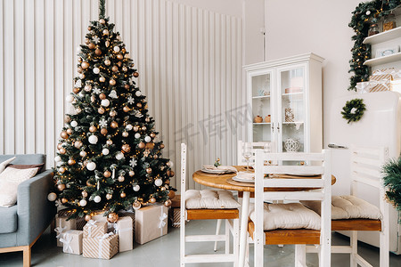爆款图专区摄影照片_家里的圣诞树 厨房里的圣诞内饰。装饰圣诞照片区