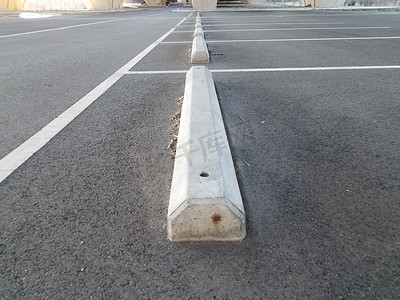 白线线条摄影照片_停车场的水泥路边有沥青