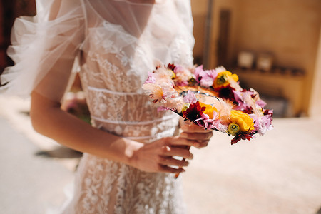 穿着婚纱的新娘，特写是创意花束。