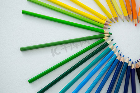 彩色铅笔在白色背景上排列成半圆形