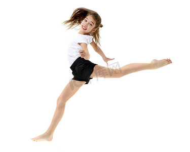 一个身穿纯白T恤的小女孩正在跳跃。
