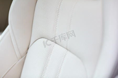 昂贵豪华汽车的白色皮革座椅。