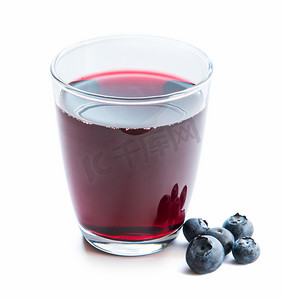白色的玻璃杯摄影照片_杯新鲜的蓝莓汁用蓝莓
