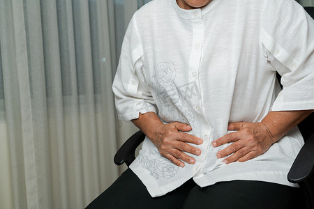 老妇在家胃痛，老年观念的保健问题
