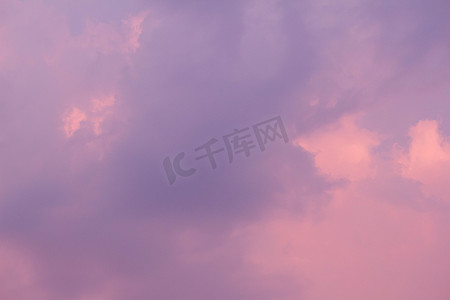 炎热摄影照片_美丽的日落天空与云彩在炎热的夏日。